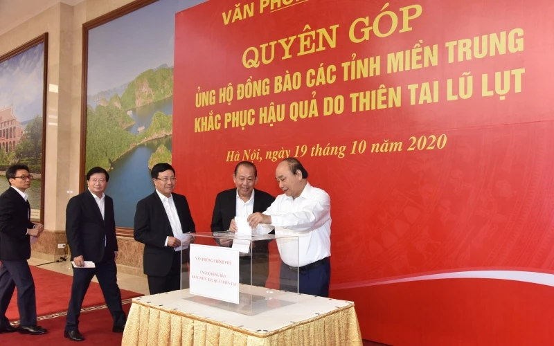 Thủ tướng Nguyễn Xuân Phúc quyên góp ủng hộ, hỗ trợ đồng bào các tỉnh miền trung.