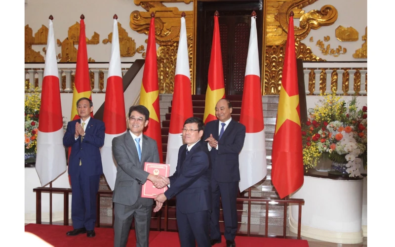 Thủ tướng Nguyễn Xuân Phúc và Thủ tướng Nhật Bản Suga Yoshihide chứng kiến lễ trao Giấy chứng nhận đầu tư của UBND tỉnh Vĩnh Phúc cho Công ty TNHH Toto Việt Nam. 