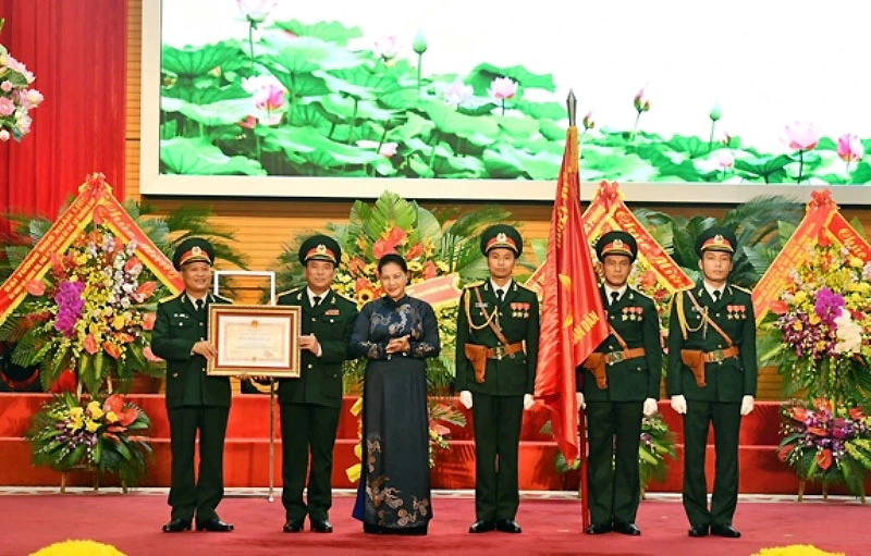Chủ tịch Quốc hội Nguyễn Thị Kim Ngân trao Huân chương Độc lập hạng Ba tặng Báo Quân đội nhân dân.
