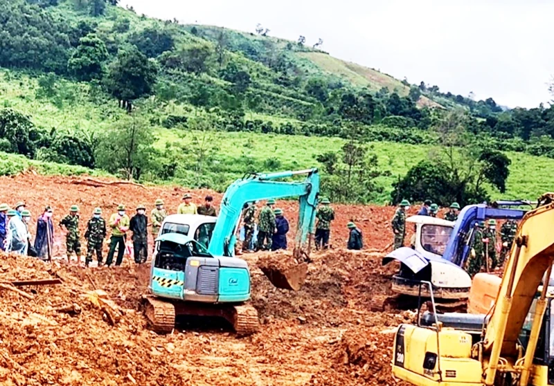 Nỗ lực tìm kiếm người mất tích tại khu vực hiện trường sạt lở núi ở thôn Cợp, xã Hướng Phùng, huyện Hướng Hóa.