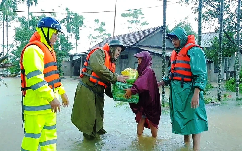 Lực lượng Công an tỉnh Thừa Thiên Huế trao quà hỗ trợ, động viên người dân ở các điểm ngập lụt sâu.