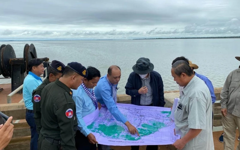 Lãnh đạo Bộ Tài nguyên nước và Khí tượng Campuchia thị sát một đập nước vùng Tây Bắc, sáng 19-10.