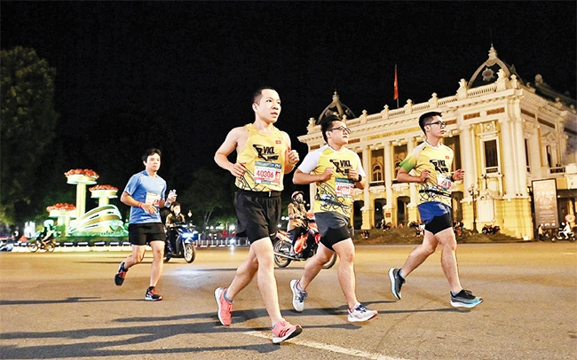 Ngắm nhìn Hà Nội từ đường chạy Marathon