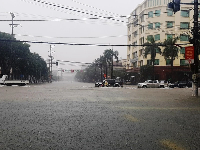 Quốc lộ 1A đoạn đi qua TP Hà Tĩnh bị ngập rất nặng.