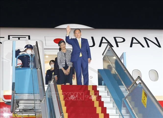 Thủ tướng Nhật Bản Suga Yoshihide và Phu nhân đến sân bay quốc tế Nội Bài (Hà Nội). Ảnh: TTXVN.