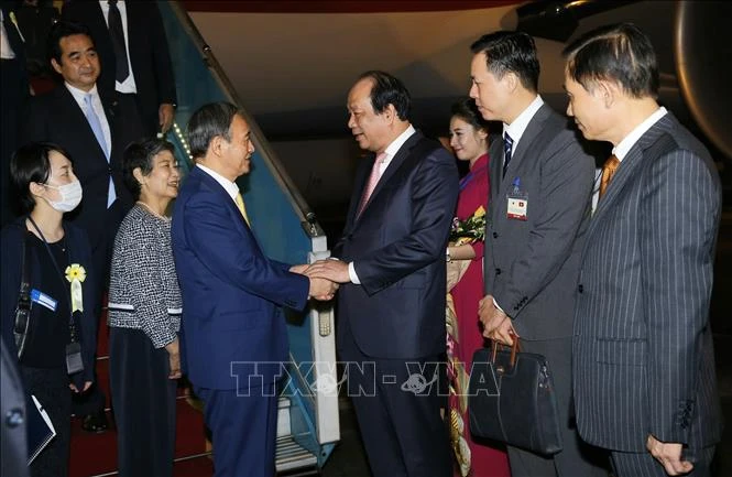 Bộ trưởng, Chủ nhiệm Văn phòng Chính phủ Mai Tiến Dũng đón Thủ tướng Nhật Bản Suga Yoshihide và phu nhân Mariko. Ảnh: TTXVN.