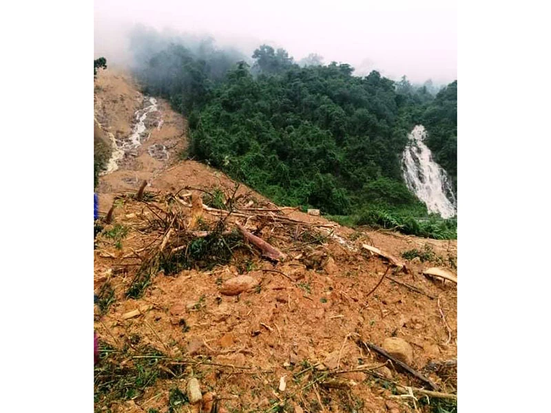 Sạt lở núi san phẳng trạm bảo vệ rừng Khe Voi (Quảng Bình).
