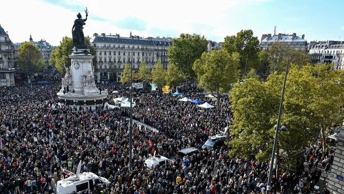 Hàng chục nghìn người tham gia hoạt động tưởng niệm giáo viên bị giết hại ngày 16-10. (Ảnh: France24)