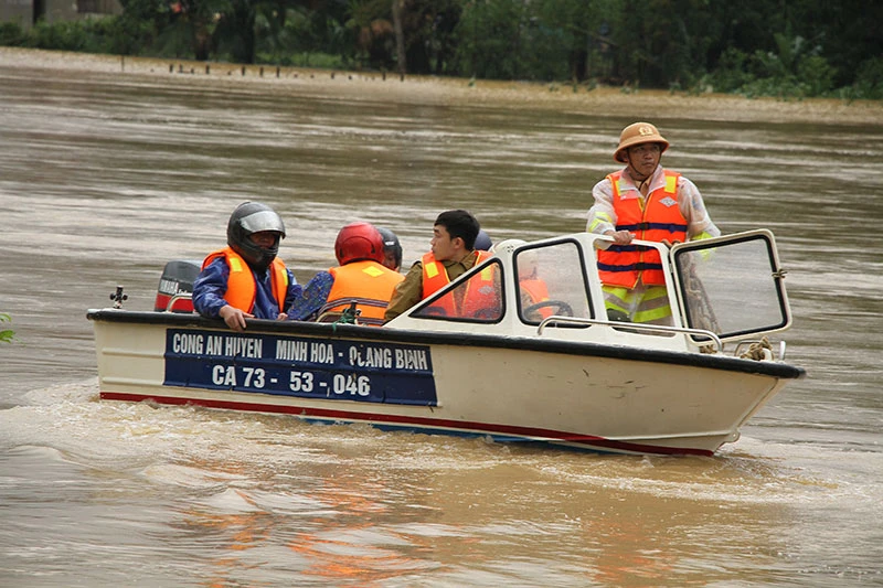 Công an huyện Minh Hóa (Quảng Bình) dùng xuồng sơ tán người dân vùng thấp, lụt Tân Hóa.