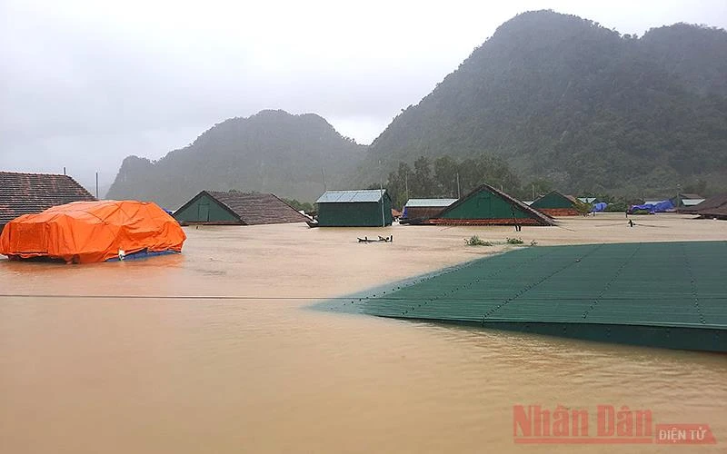 Hàng trăm ngôi nhà tại xã Tân Hóa, huyện Minh Hóa (Quảng Bình) chìm trong biển nước. 