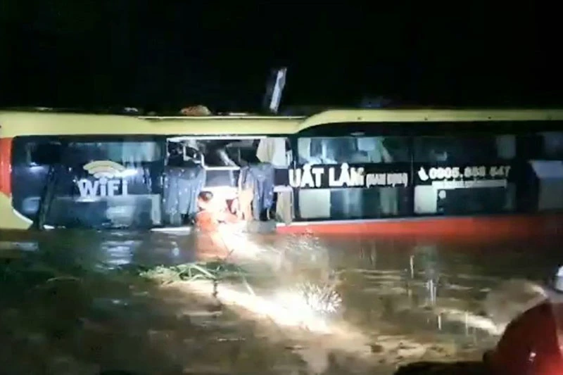 Lực lượng cứu hộ Quảng Bình cứu thành công xe khách bị lũ cuốn trôi rạng sáng nay.