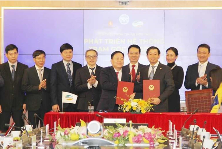 Lãnh đạo Viettel và VinGroup ký hợp tác phát triển trạm phát sóng 5G “Make in Vietnam” trước sự chứng kiến của Bộ trưởng Nguyễn Mạnh Hùng.