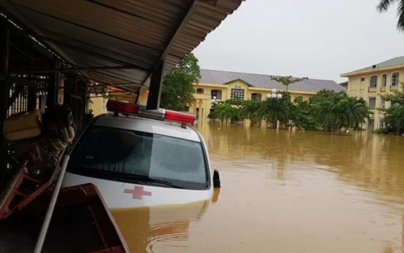 Ở Bệnh viện huyện Lệ Thủy, xe cấp cứu và nhiều trang thiết bị bị ngập, hư hỏng.