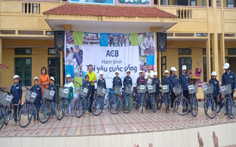 Những chiếc xe đạp, những tấm áo ấm được trao tặng cho học sinh khó khăn miền quê nghèo.