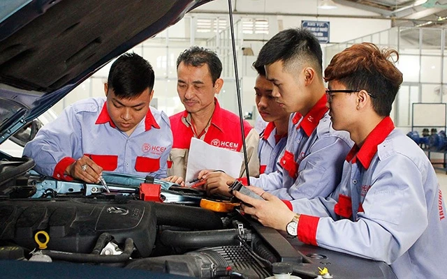 Đào tạo sinh viên ngành công nghệ ô-tô của trường Cao đẳng Cơ điện Hà Nội (Ảnh minh họa: HCEM).