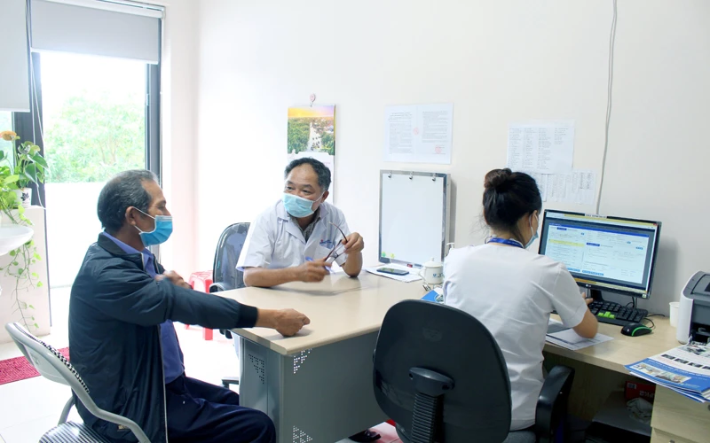 Bác sĩ Bệnh viện K (Hà Nội) và các cộng sự tiến hành thăm khám bệnh nhân tại Vĩnh Phúc.