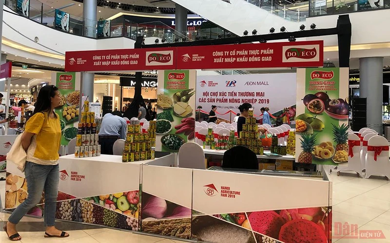 Các doanh nghiệp Việt Nam giới thiệu sản phẩm tại Hội chợ Xúc tiến thương mại các sản phẩm nông nghiệp năm 2019. 