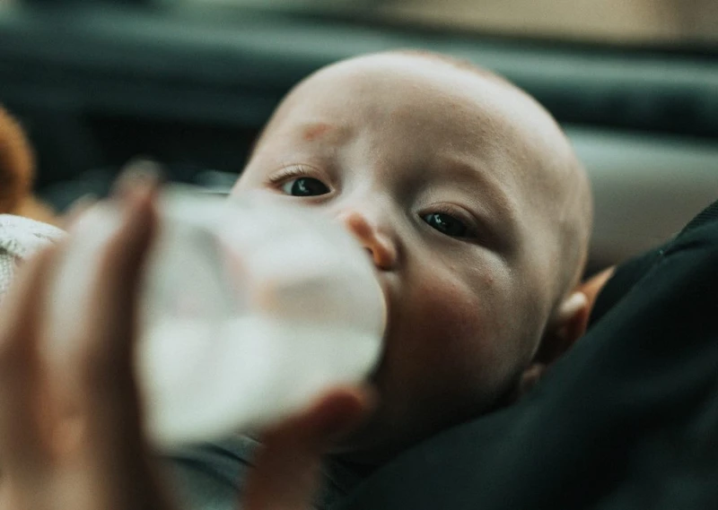 Theo nghiên cứu mới, trẻ em bú phải một triệu hạt vi nhựa mỗi ngày qua sữa bình. Ảnh: Unsplash).