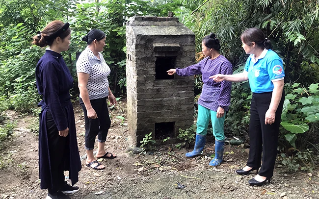 Hội viên, phụ nữ xã Ngọc Côn, huyện Trùng Khánh (Cao Bằng) được hướng dẫn sử dụng lò đốt rác tập trung nhằm bảo vệ môi trường.