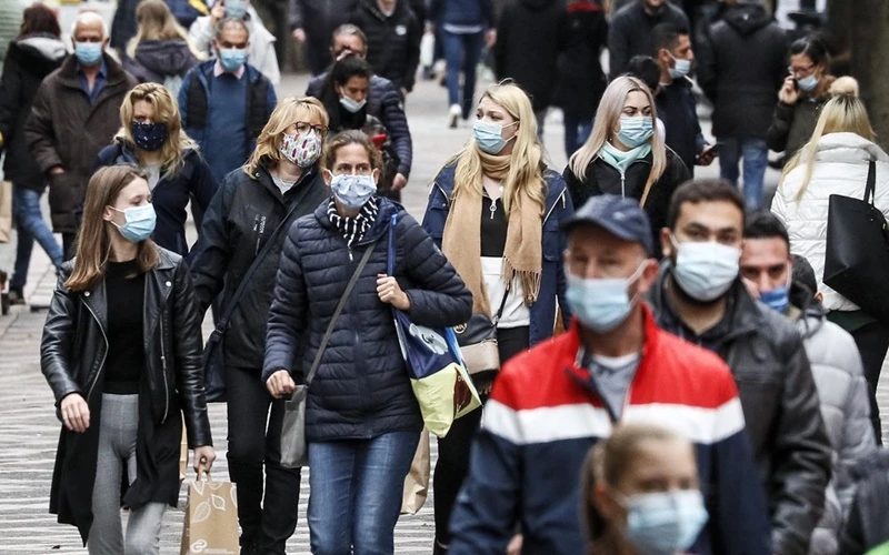 Người dân phải đeo khẩu trang khi đến một khu phố mua sắm trong khu vực có nguy cơ lây nhiễm cao ở Gelsenkirchen, Đức, ngày 20-10. (Ảnh: AP)