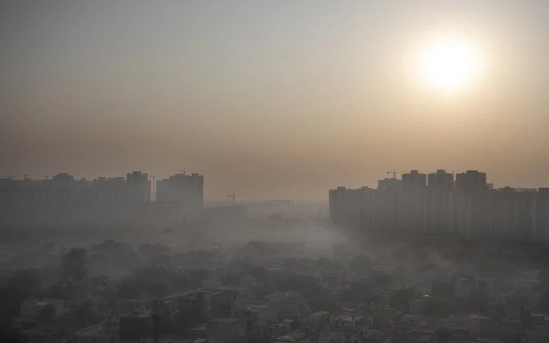 Khói mù bao phủ bầu trời khu vực ngoại ô New Delhi, Ấn Độ, ngày 16-10. (Ảnh: AP)