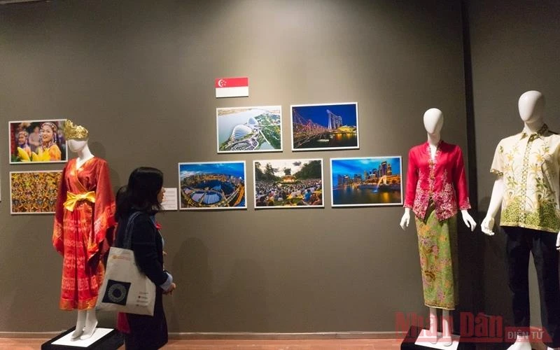 Triển lãm trưng bày một phần trong kho tàng văn hóa trang phục truyền thống của 10 quốc gia thành viên ASEAN.