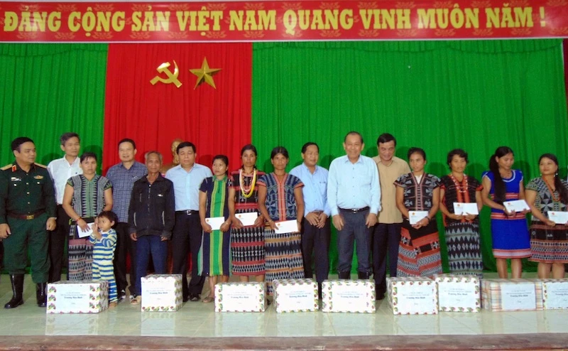 Phó Thủ tướng Trương Hòa Bình trao quà tặng gia đình thiệt hại do mưa lũ. 