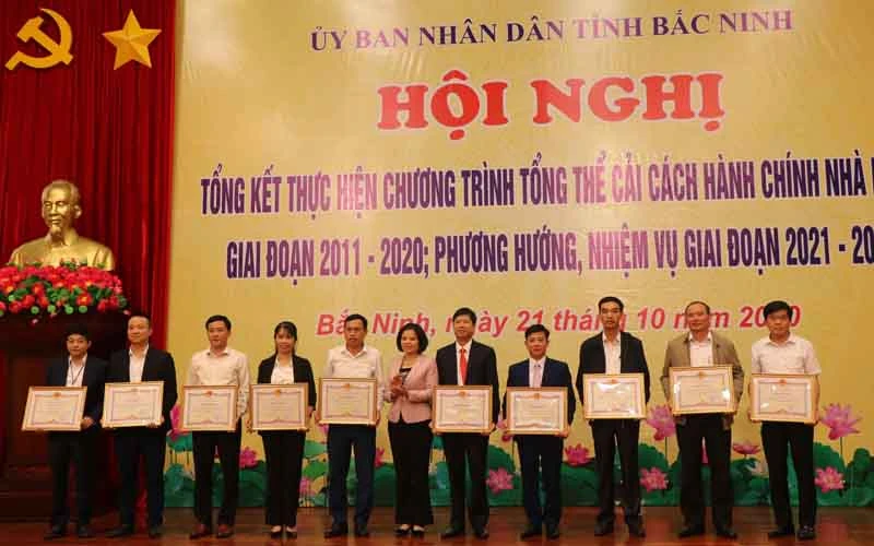 Lãnh đạo tỉnh Bắc Ninh trao Bằng khen cho các tập thể, cá nhân có thành tích trong công tác cải cách hành chính.