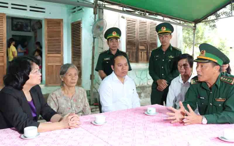 Phó Chủ tịch nước Đặng Thị Ngọc Thịnh thăm hỏi thân nhân Thượng úy Phạm Ngọc Hải cùng cán bộ, chiến sĩ Bộ đội Biên phòng tỉnh Kon Tum.