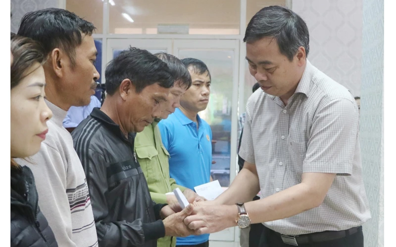 Phó Bí thư Thường trực Tỉnh ủy Quảng Trị Nguyễn Đăng Quang trao tiền hỗ trợ thân nhân các liệt sĩ.