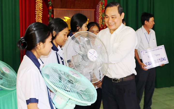 Trao quà tặng học sinh Trường THPT Dân tộc nội trú tỉnh Ninh Thuận.