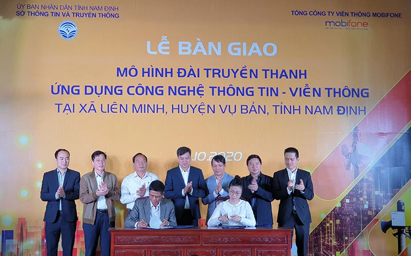 Bàn giao mô hình đài truyền thanh thông minh ở xã Liên Minh, huyện Vụ Bản (Nam Định).