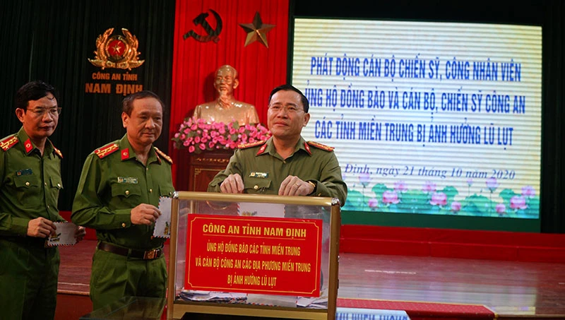 Đại tá Phạm Văn Long, Giám đốc Công an tỉnh Nam Định ủng hộ đồng bào và cán bộ, chiến sĩ miền trung ruột thịt.