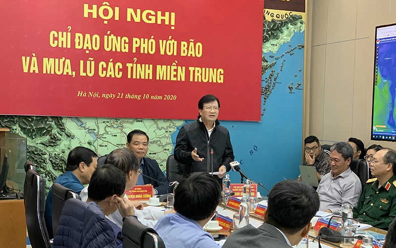 Phó Thủ tướng Chính phủ Trịnh Đình Dũng phát biểu chỉ đạo.