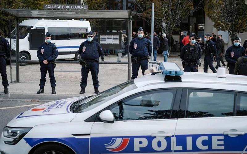 Các lực lượng cảnh sát được tăng cường bảo đảm an ninh ở trường trung học Bois d'Aulne. (Ảnh: Le Parisien)