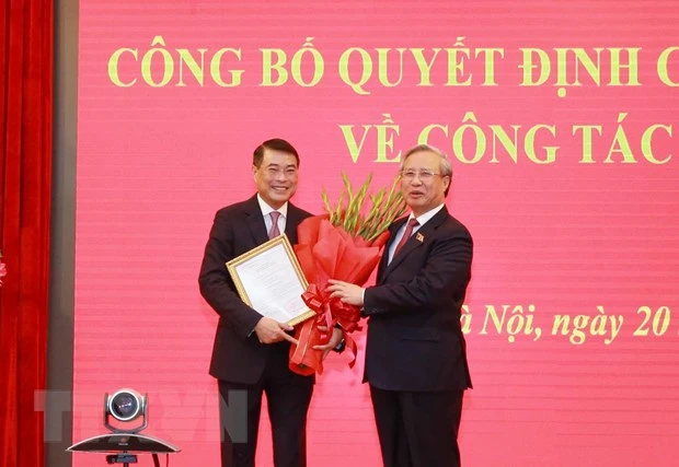Đồng chí Trần Quốc Vượng, Ủy viên Bộ Chính trị, Thường trực Ban Bí thư trao Quyết định của Bộ Chính trị về công tác cán bộ cho đồng chí Lê Minh Hưng. Ảnh: TTXVN.