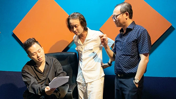 Từ phải qua - nhà văn Đào Trung Hiếu - nhạc sĩ Trần Quang Sơn và ca sĩ Tùng Dương.