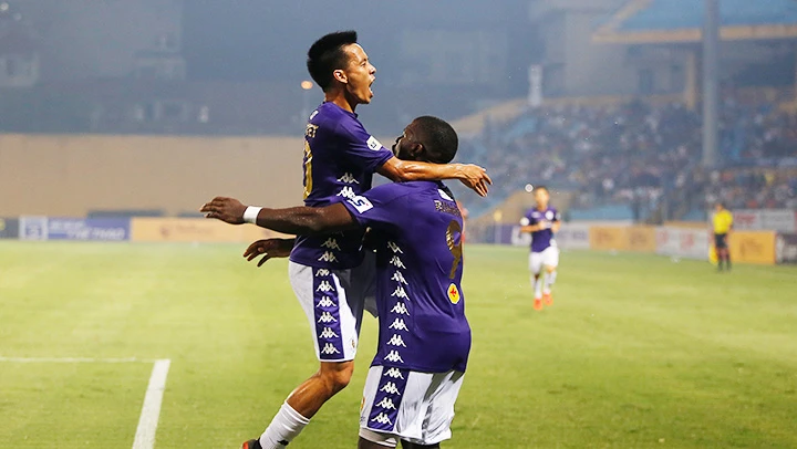 CLB Hà Nội bám sát đội đầu bảng Viettel sau chiến thắng trước CLB Hà Tĩnh ở vòng 3, giai đoạn II V.League 2020. Ảnh: LÊ MINH