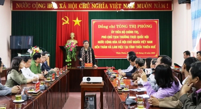 Đồng chí Tòng Thị Phóng đến thăm, chia sẻ những mất mát của bà con nhân dân bị thiệt hại do mưa lũ tại huyện Phong Điền.