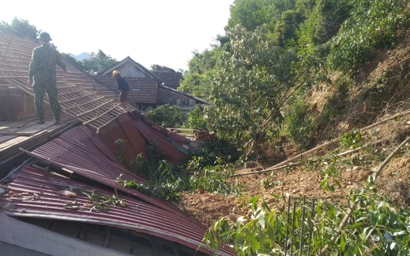 Sạt lở núi Ba Cồn ở Tuyên Hóa (Quảng Bình) làm hư hỏng nhiều ngôi nhà.