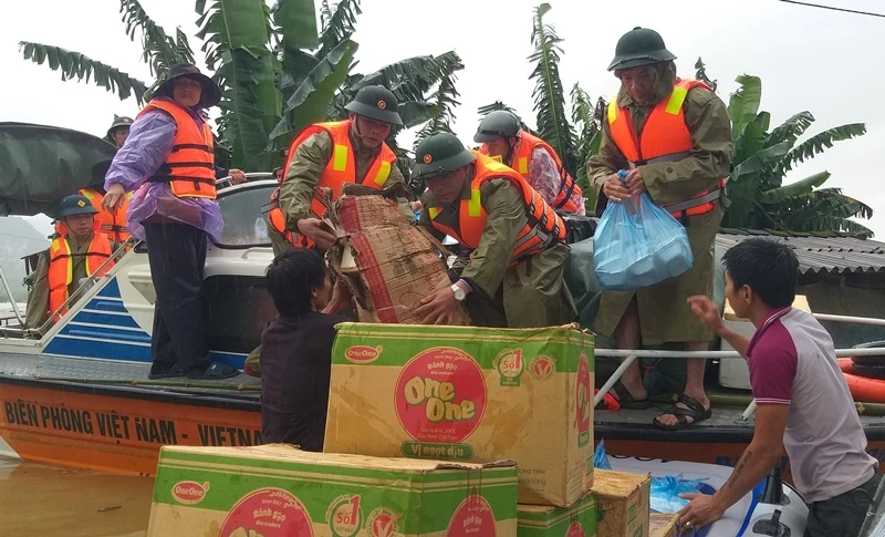 Bộ đội Biên phòng Quảng Bình cứu trợ lương thực, nước uống cho người dân vùng lũ.