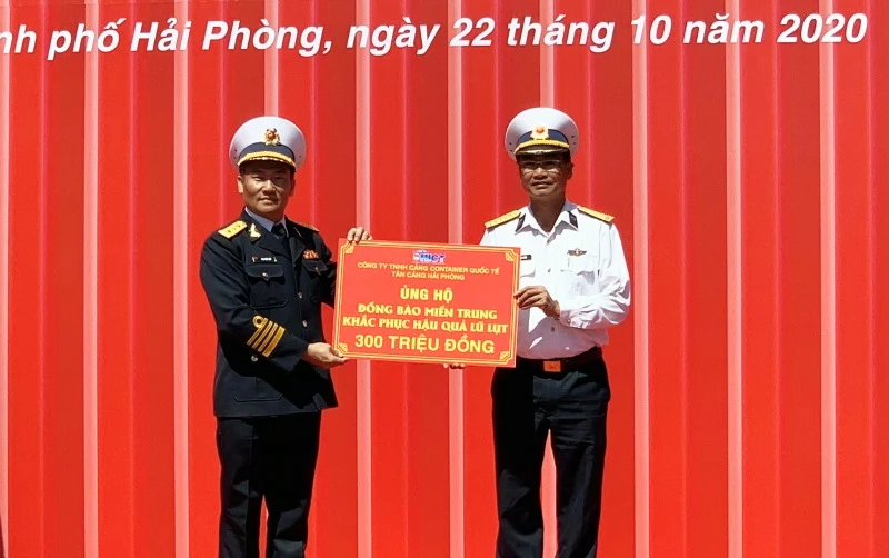 Thượng tá Bùi Văn Quỳ, Phó Tổng Giám đốc Tổng công ty Tân cảng Sài Gòn, Chủ tịch Hội đồng thành viên TC-HICT trao tiền ủng hộ đồng bào miền trung.