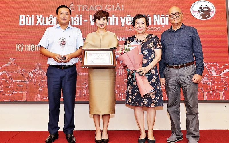 Ban Tổ chức trao giải cho nhóm tác giả thực hiện Dự án nghệ thuật công cộng phường Phúc Tân.
