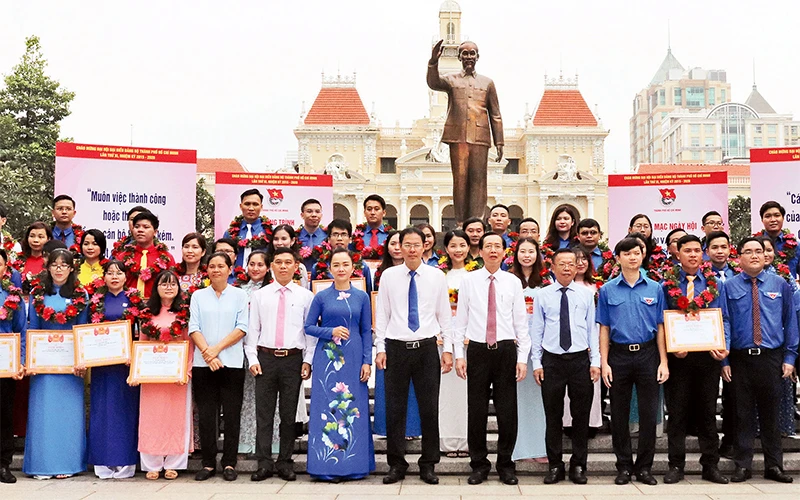 Thành đoàn TP Hồ Chí Minh tuyên dương 63 công chức, cán bộ trẻ giỏi, thân thiện.