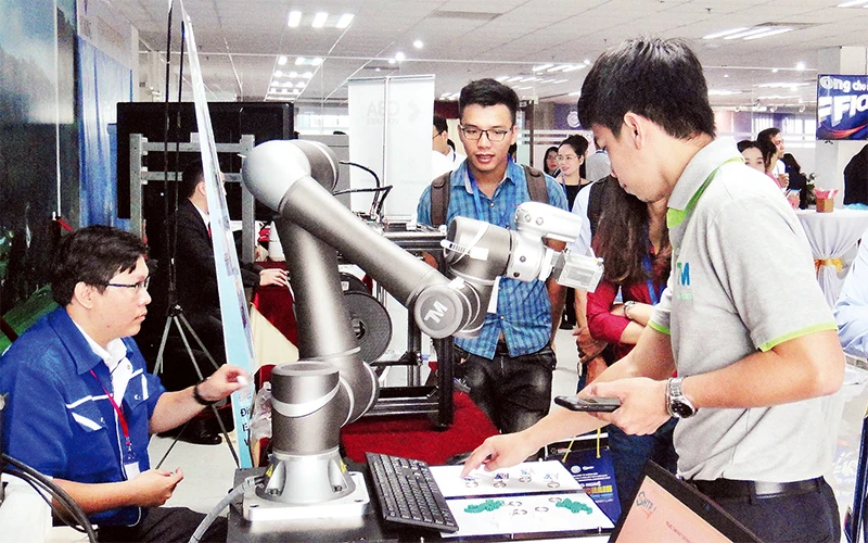Triển lãm rô-bốt tự động hóa tại Hội nghị quốc tế thường niên Khu Công nghệ cao TP Hồ Chí Minh lần thứ 6, năm 2019.
