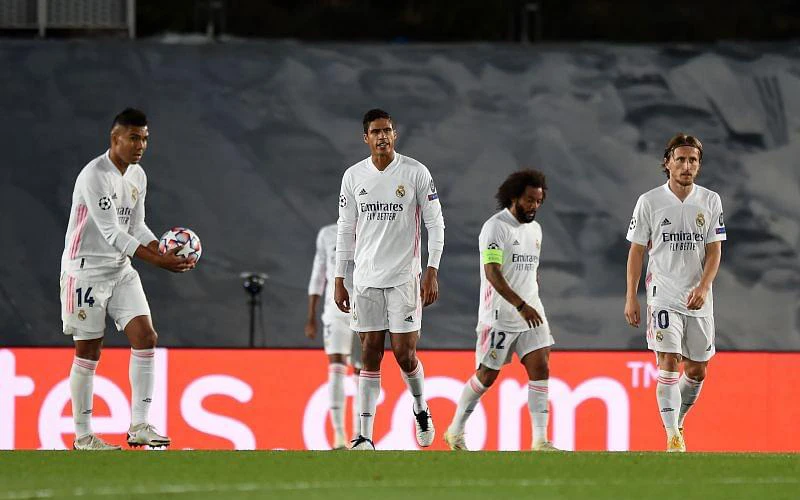 Các cầu thủ Real Madrid thất vọng sau trận thua muối mặt. 