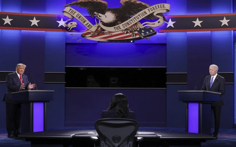 Hai ứng cử viên Tổng thống Mỹ trong buổi tranh luận trực tiếp cuối cùng trước ngày bỏ phiếu. (Ảnh: AP)