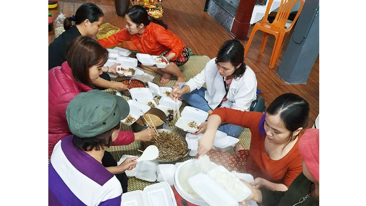 Nhóm thiện nguyện ở TP Đồng Hới (Quảng Bình) nấu cơm cứu trợ cho người dân vùng lũ Lệ Thủy.