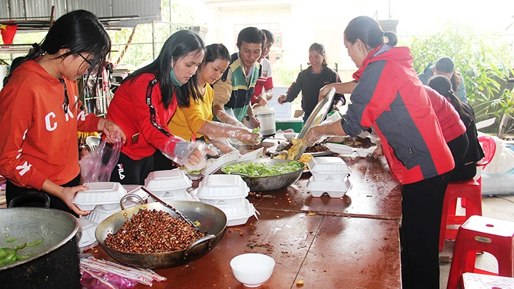 Người dân xã Việt Tiến, Thạch Hà, Hà Tĩnh đã nấu được 2.500 suất cơm chuyển đến người dân các vùng bị ngập lụt. Ảnh: TTXVN  