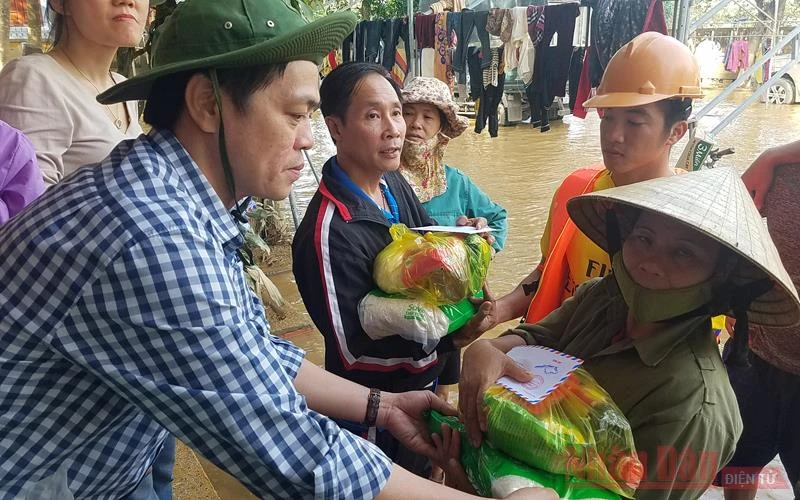 PVTT Báo Nhân Dân tại Quảng Bình trao quà cứu trợ cho người dân